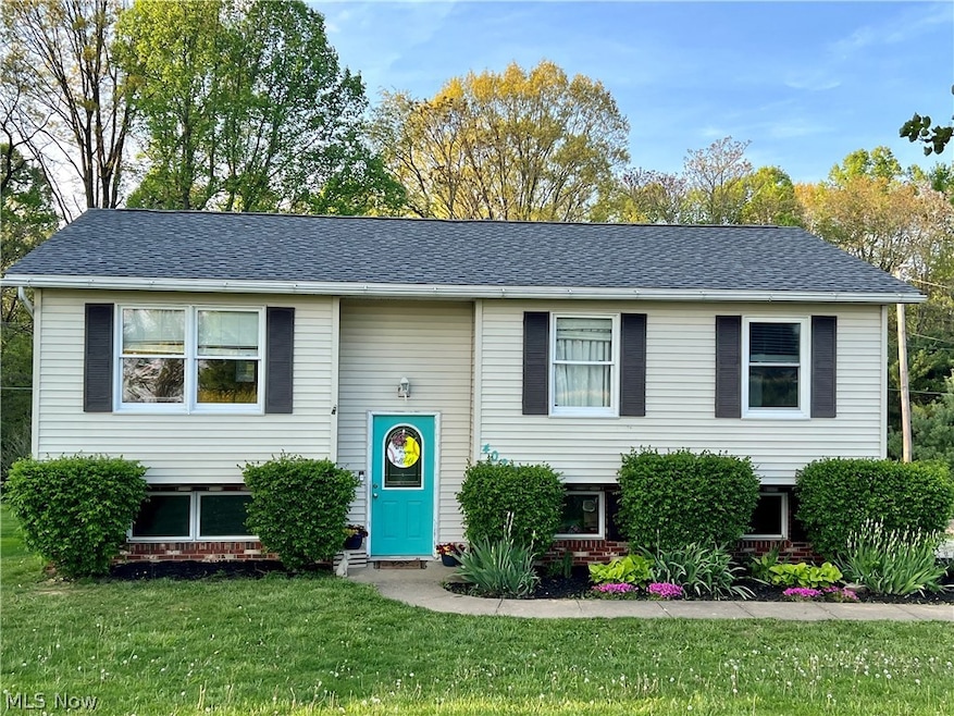 Bi-level home featuring a front yard