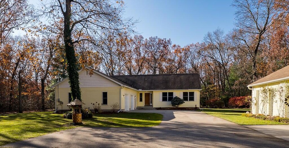 423 Fernwood Ln, Muskegon, MI 49442 - photo 1