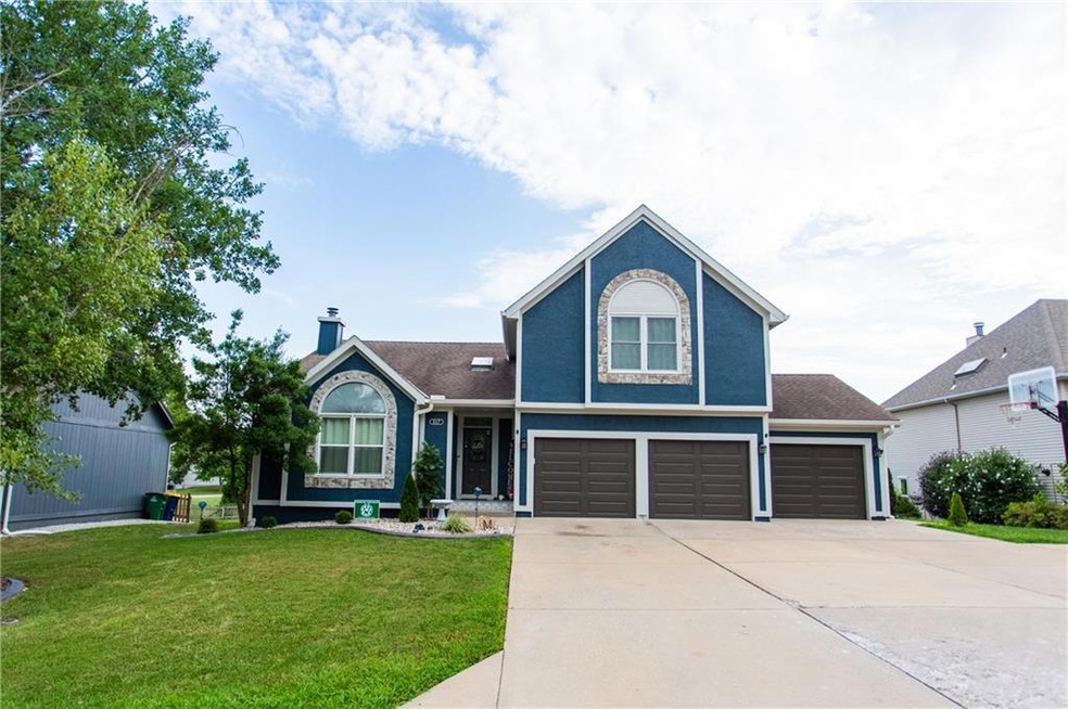 317 SW Seagull St, Lees Summit, MO 64082 - photo 1