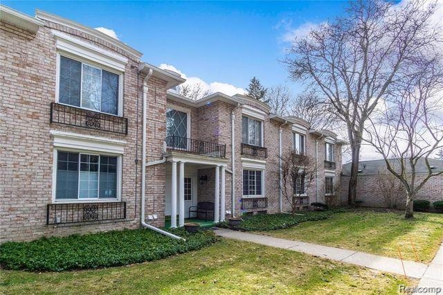 1735 Tiverton Rd unit 10, Bloomfield Hills, MI 48304 - photo 1