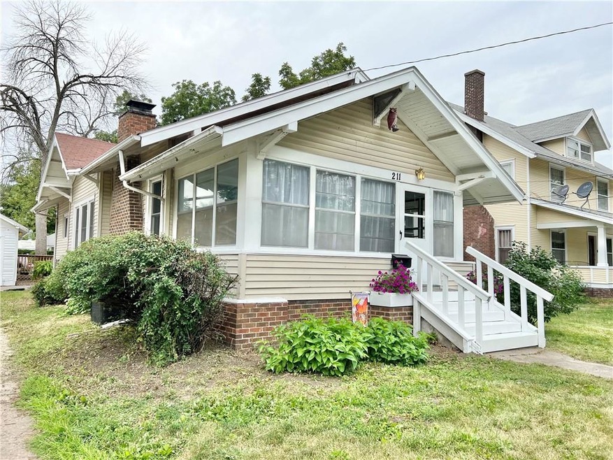 211 E 8th St S, Newton, IA 50208 - photo 1
