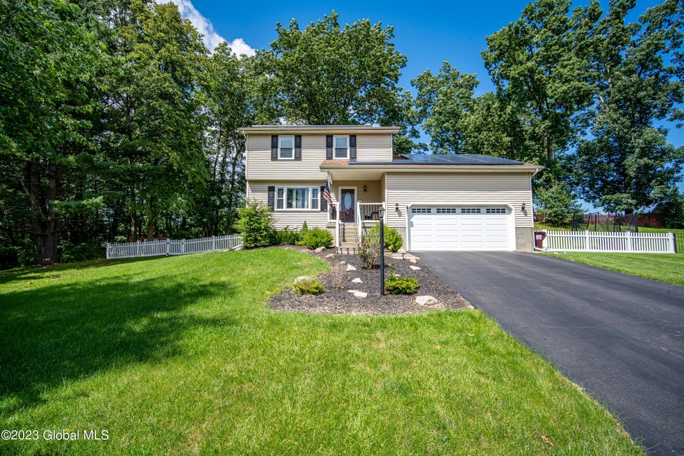 9 Heath Ct in Colonie!