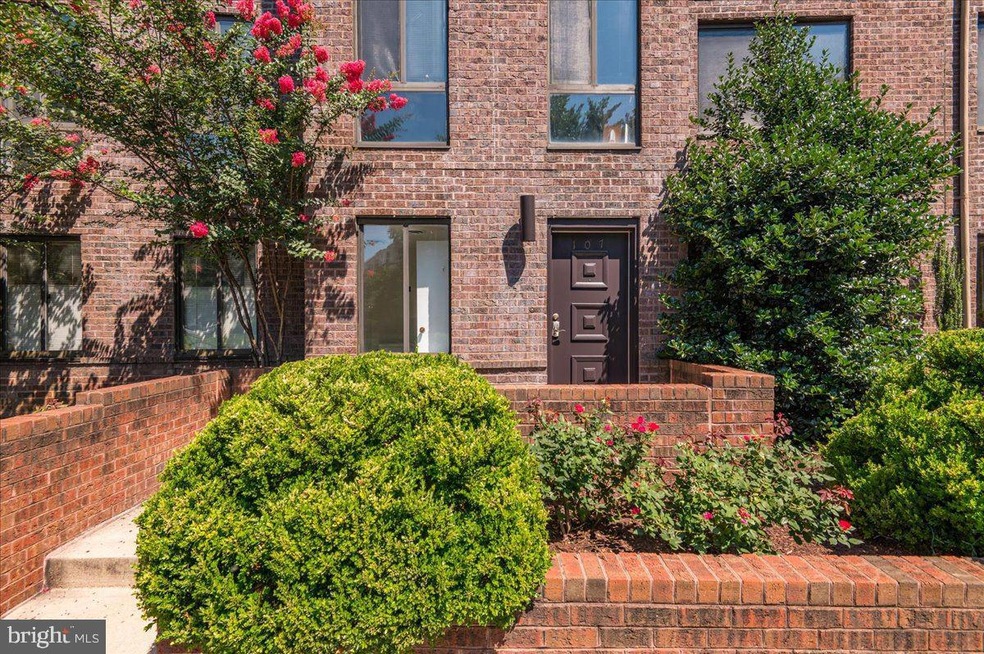 3 Washington Cir NW unit 107, Washington, DC 20037 - photo 1