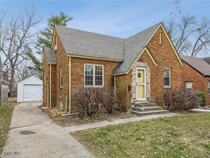 1541 43rd St, Des Moines, IA 50311 - photo 1