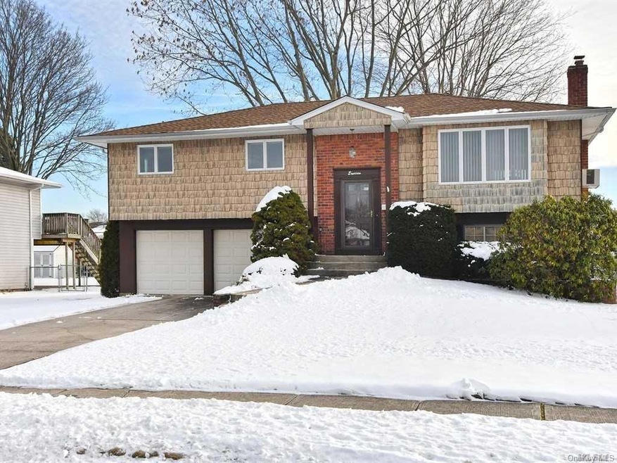 18 Heather Crescent, ComMacK, NY 11725 - photo 1