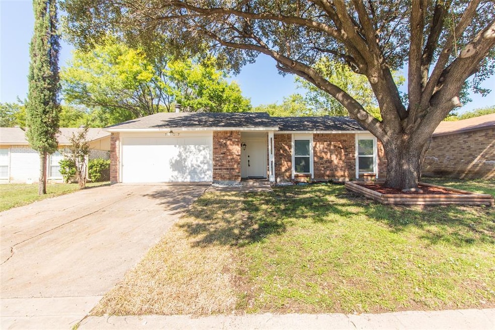 7427 Sandhurst Ln N, North Richland Hills, TX 76182 - photo 1