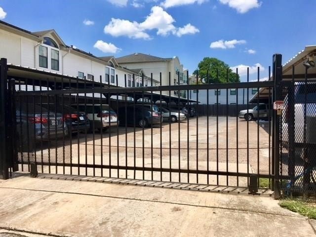 Gated parking lot with 2 primo covered parking spa
