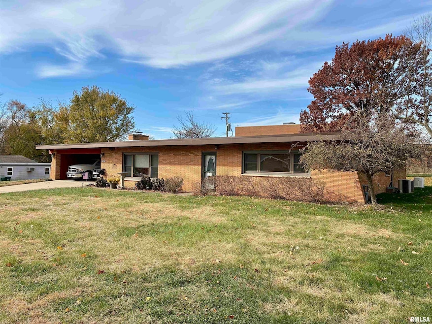 526 Edgewood Dr, Quincy, IL 62301 - photo 1