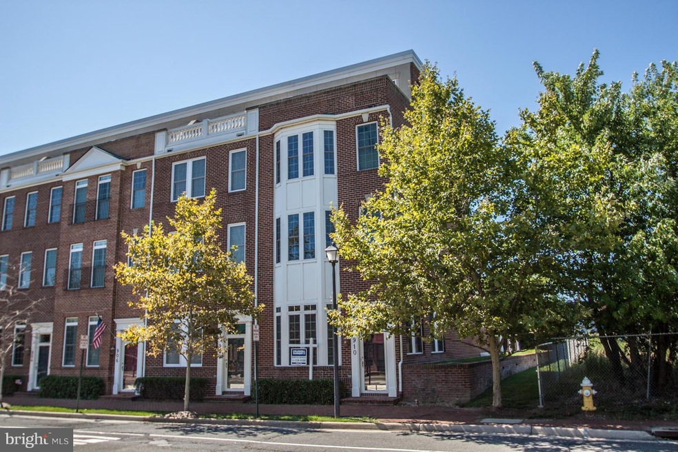 910 Slaters Ln, Alexandria, VA 22314 - photo 1