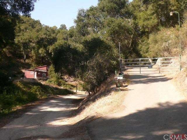 Entry gate. no remote control.Chain & lock box on 