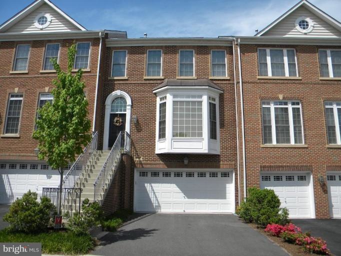 9982 Cyrandall Dr, Oakton, VA 22124 - photo 1