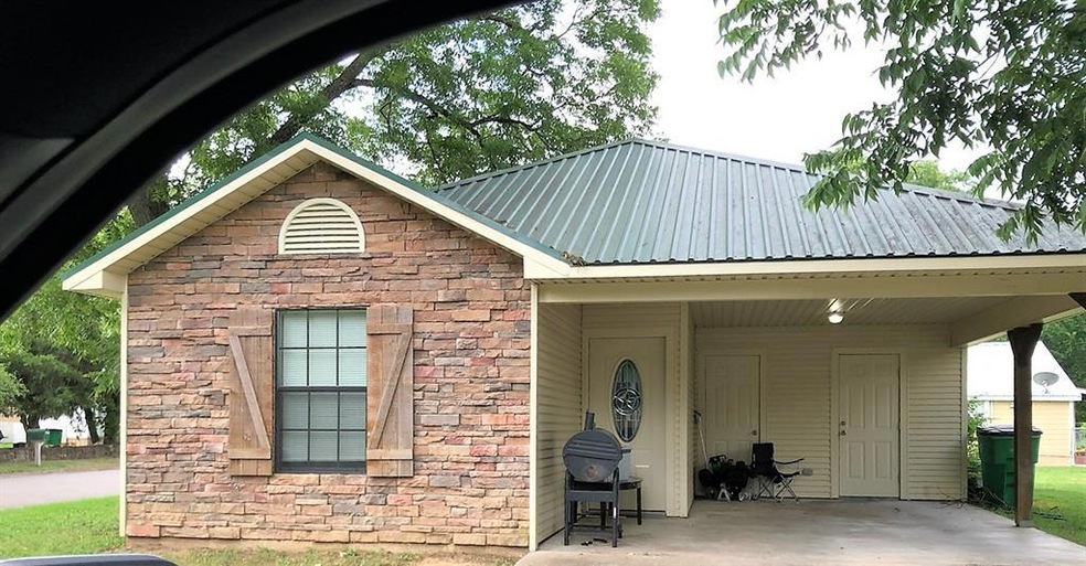 1212 Moss St, Gainesville, TX 76240 - photo 1