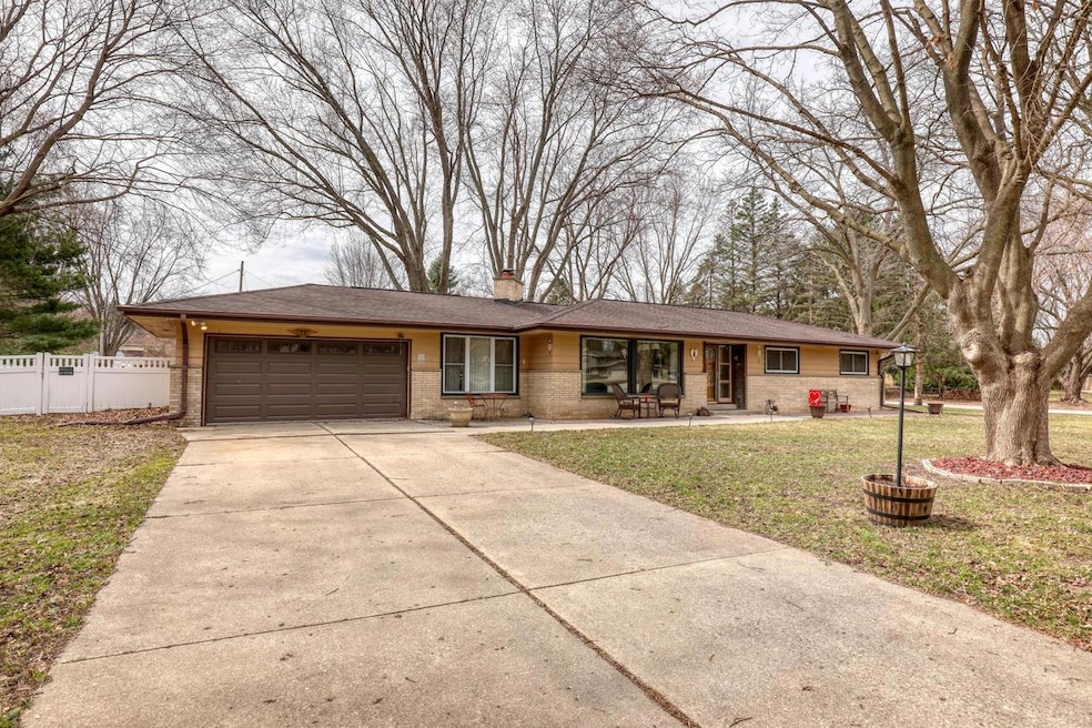 W225N363 Lexington Dr, Waukesha, WI 53186 - photo 1