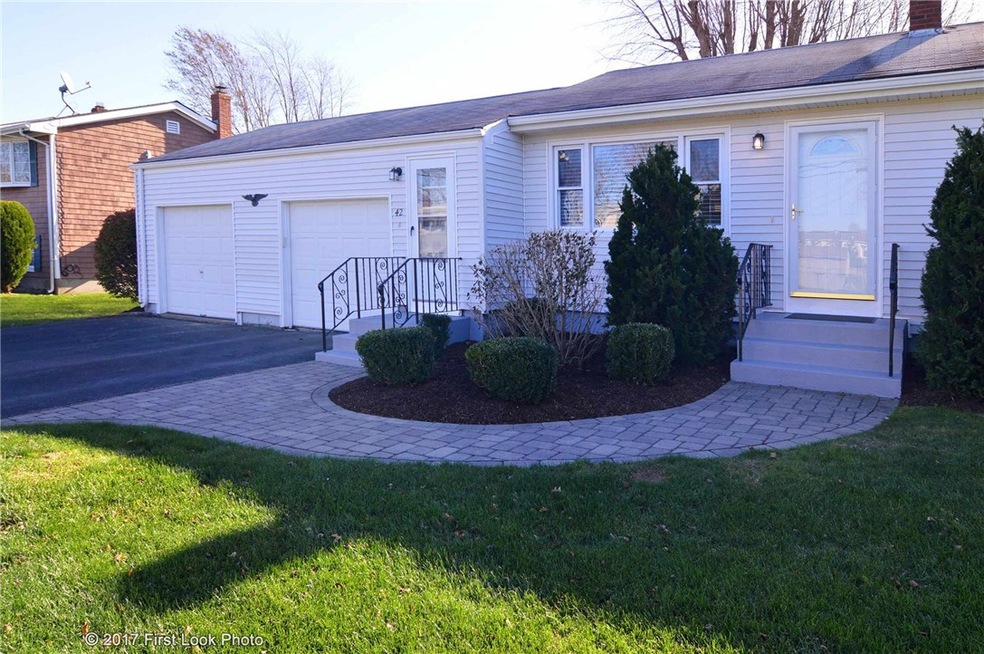 42 Squantum Dr, Middletown, RI 02842 - photo 1