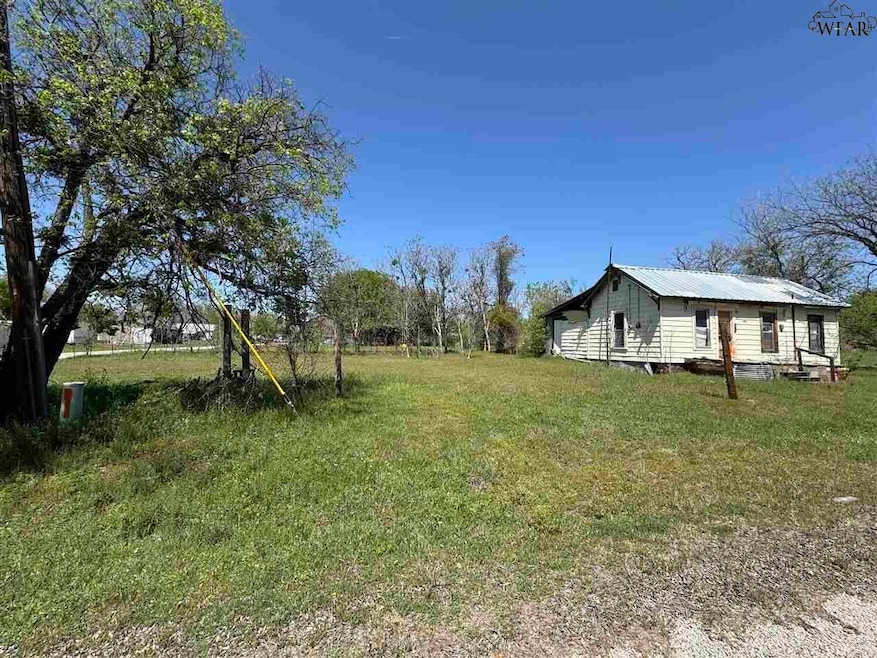 302 E San Jacinto St unit 310 E San Jacinto, Henrietta, TX 76365 - photo 1