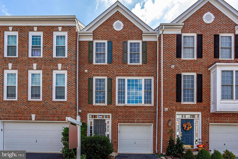 25242 Dunvegan Square, Chantilly, VA 20152 - photo 1