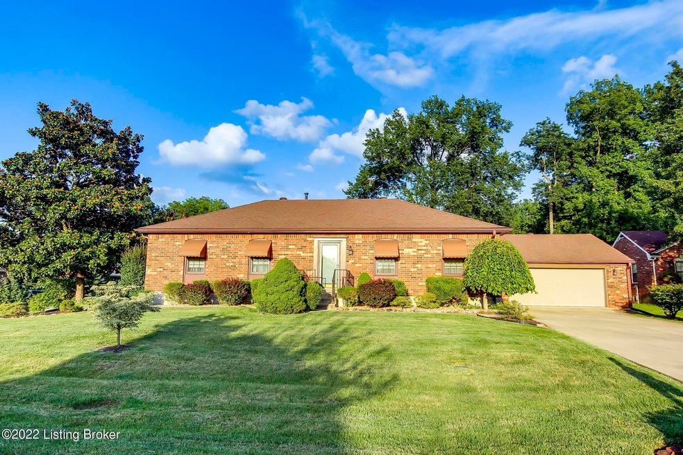 5801 Holly Oak Ct, Louisville, KY 40291 - photo 1