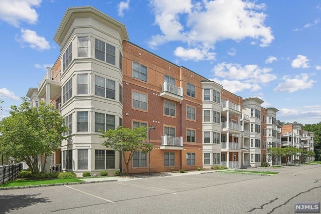 5312 Pointe Gate Dr unit 5312, Livingston, NJ 07039 - photo 1