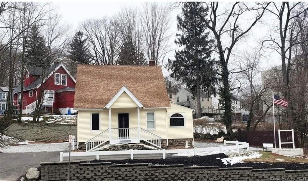 521 Chase Ave, Waterbury, CT 06704 - photo 1