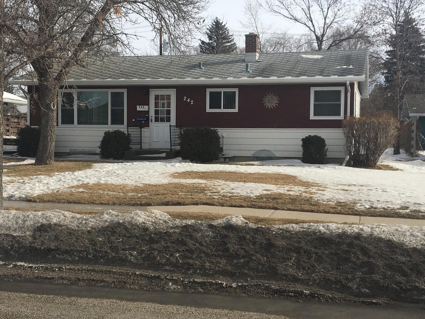 242 15th Ave NE, Jamestown, ND 58401 - photo 1