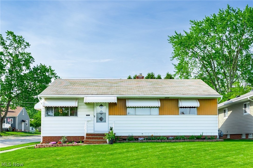 View of front facade featuring a front yard