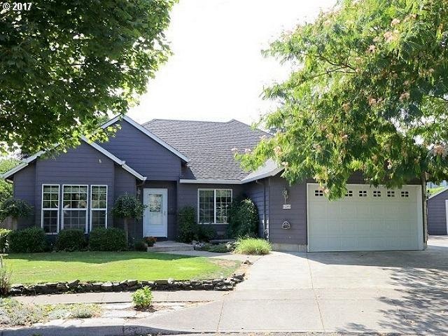 1285 S Sycamore St, Canby, OR 97013 - photo 1