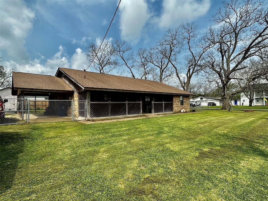 906 N Market St, Brazoria, TX 77422 - photo 1