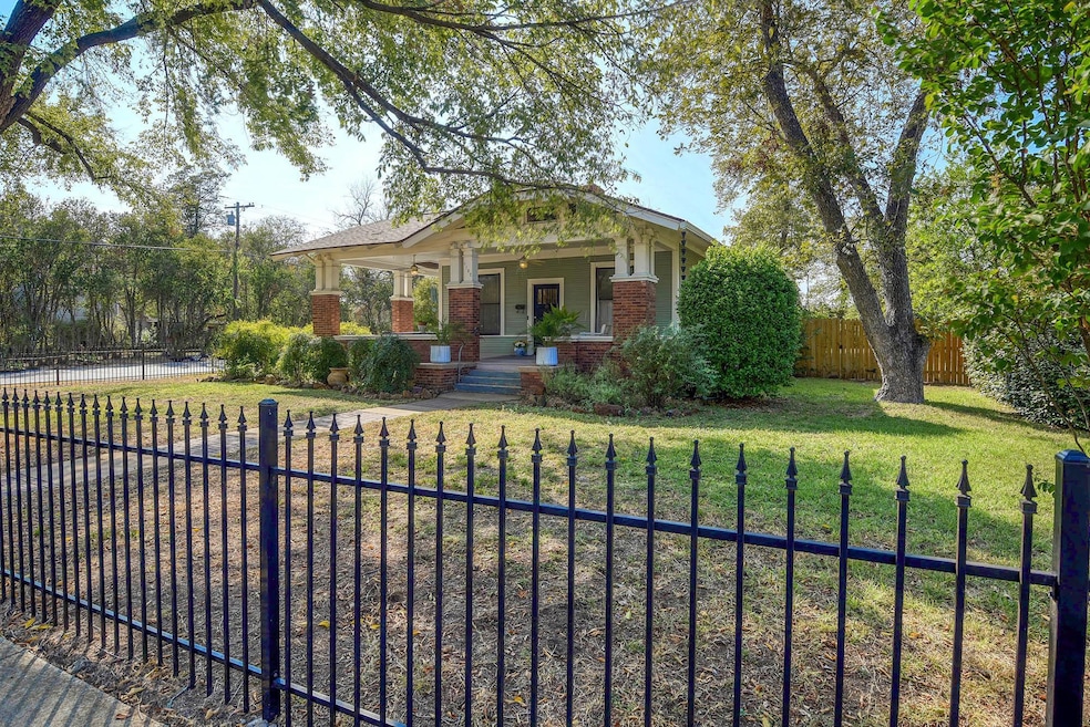 1102 Pecan St, Bastrop, TX 78602 - photo 1