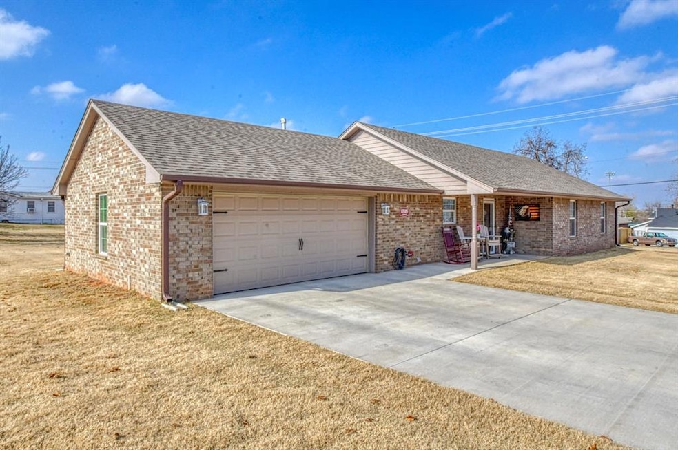 2326 S 22nd St, Chickasha, OK 73018 - photo 1