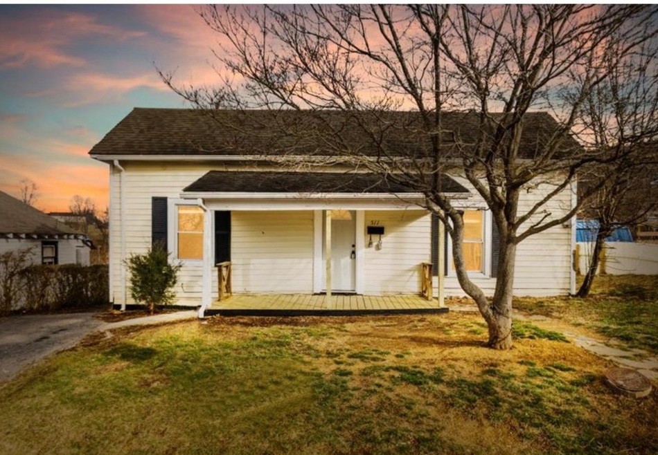 511 Maple St, Pulaski, VA 24301 - photo 1