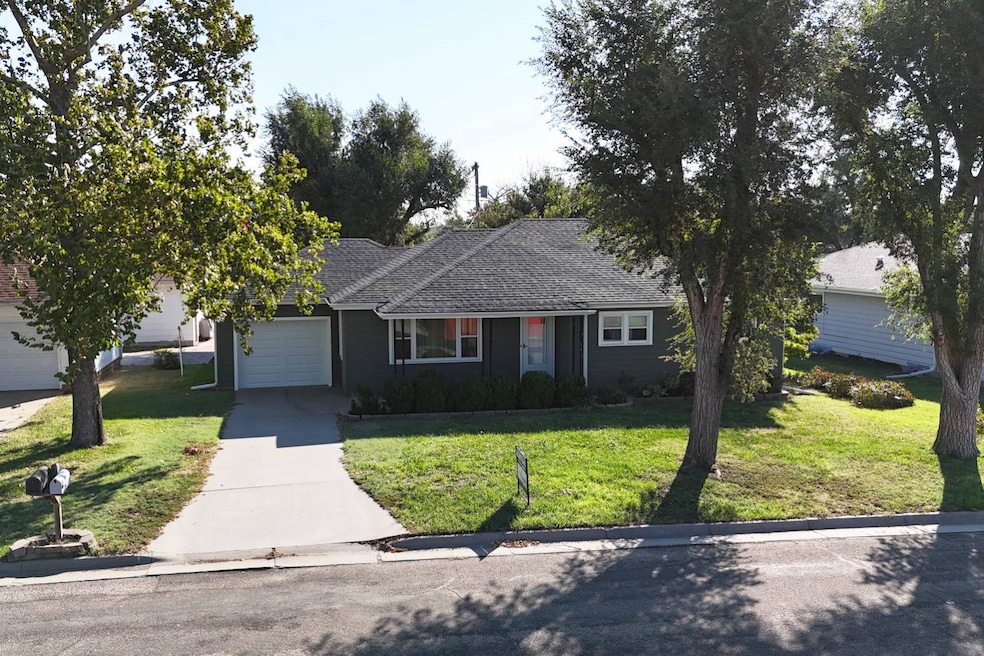 722 N Washington St, Beloit, KS 67420 - photo 1