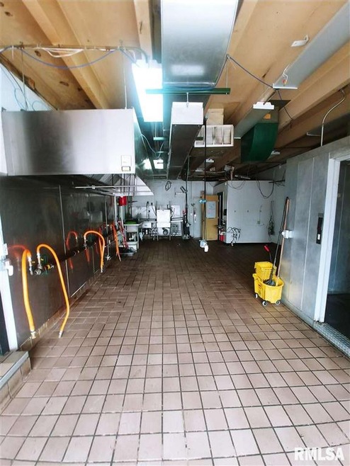 1414 W Locust St, Davenport, IA 52804 - photo 1