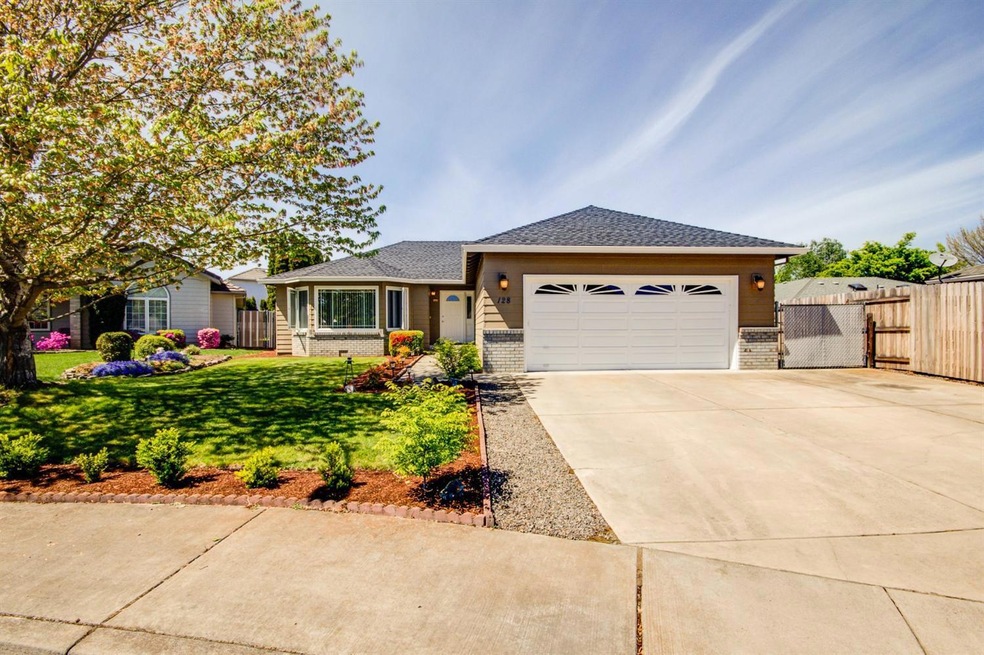 128 Tiffany Ct, Central Point, OR 97502 - photo 1