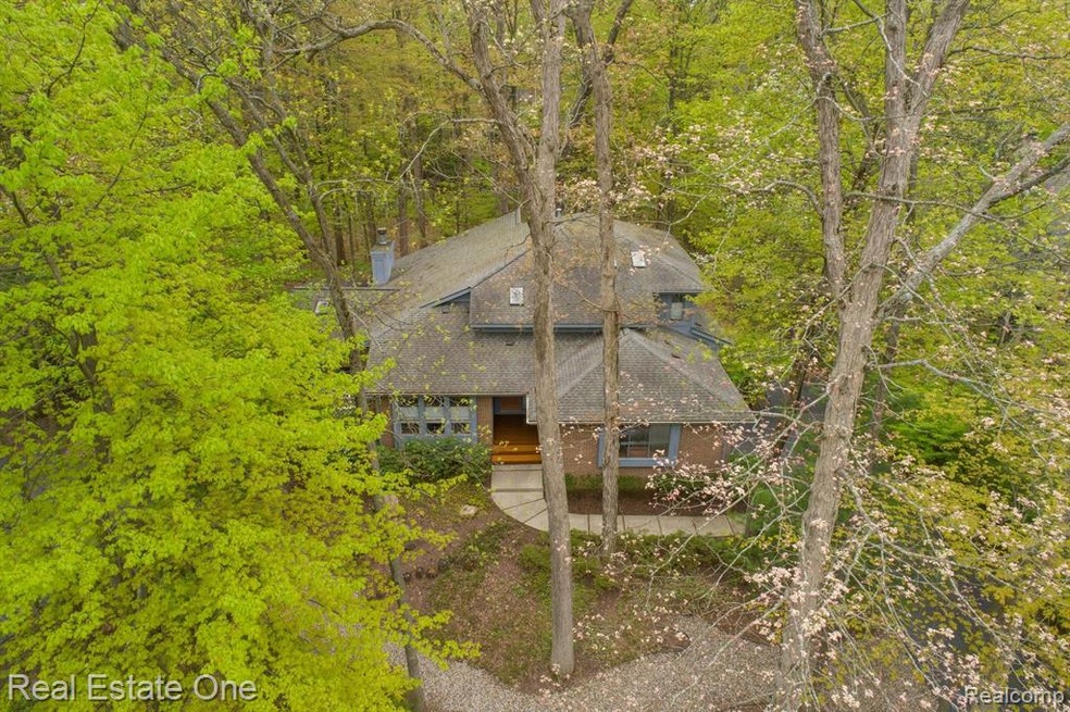 PRIVACY BY NATURE AND WATCH THE DEER ROAM IN THIS 