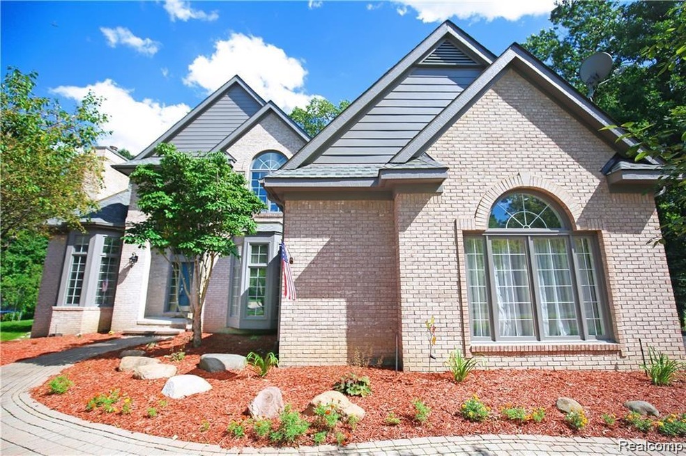 3477 Fox Woods Ct, West Bloomfield, MI 48324 - photo 1