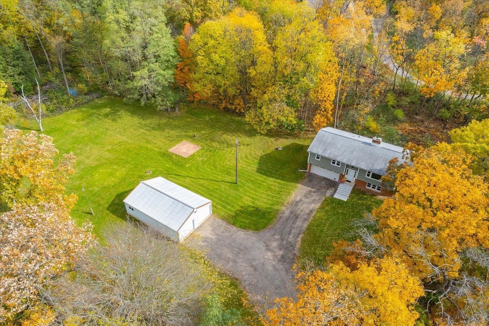 526 Hillcrest Ln, Brooklyn, WI 53521 - photo 1