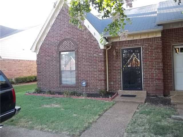 Take a peek at this spacious 3br/2ba zero lot home