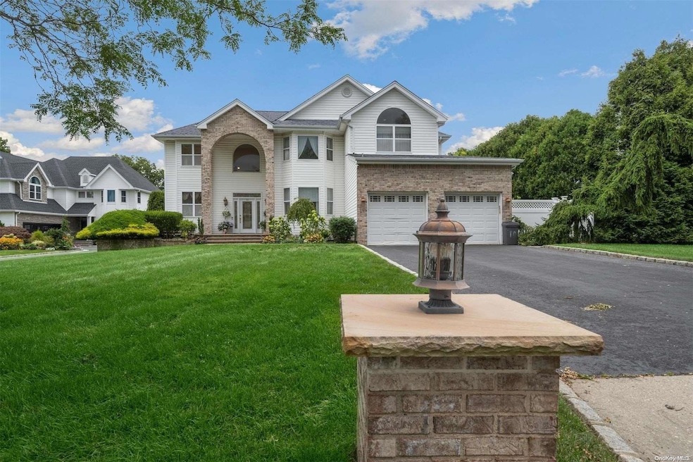 19 Poplar Ln, ComMacK, NY 11725 - photo 1