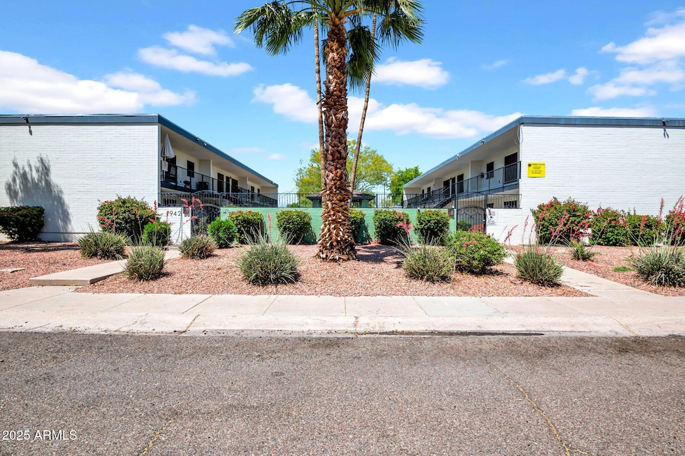 1-web-or-mls-1942 W Berridge Ln-2