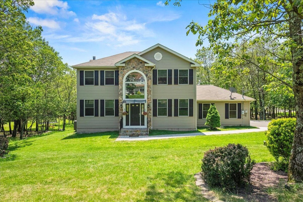 137 Long View Dr, Effort, PA 18330 - photo 1