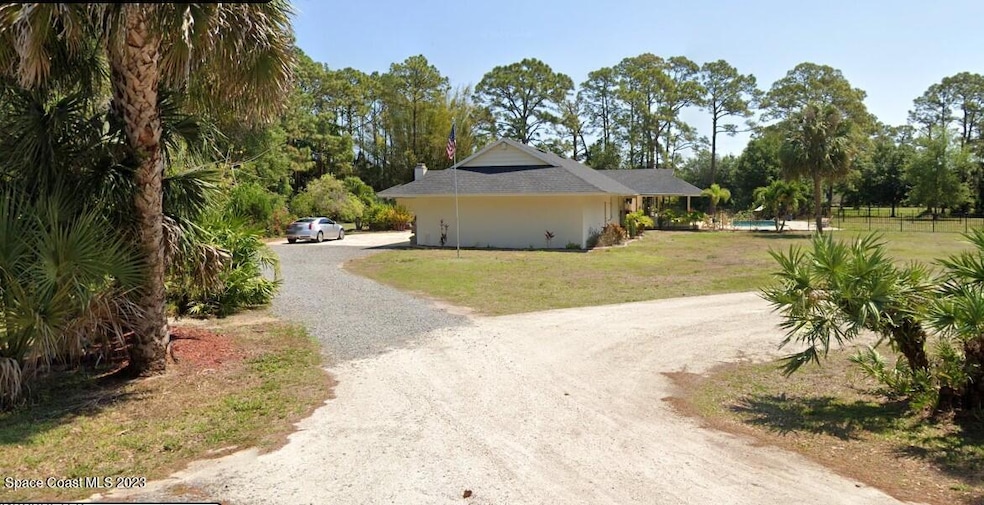 Front Entrance / Driveway