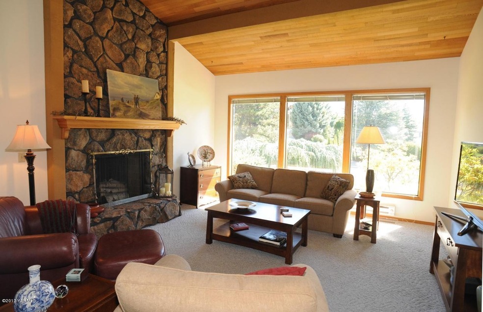 Gorgeous Spacious Family Room