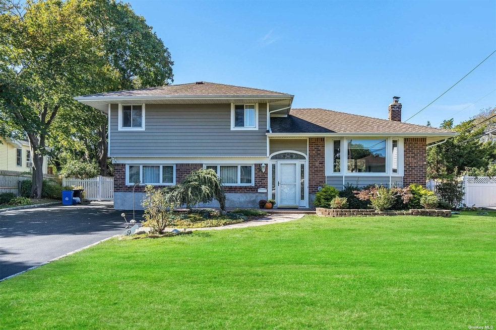 9 Cobb Ln, ComMacK, NY 11725 - photo 1