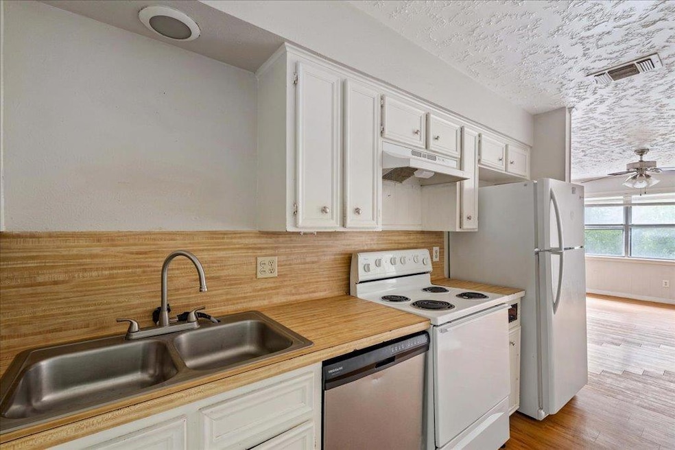 906 N Lbj Dr unit 4, San Marcos, TX 78666 - photo 1