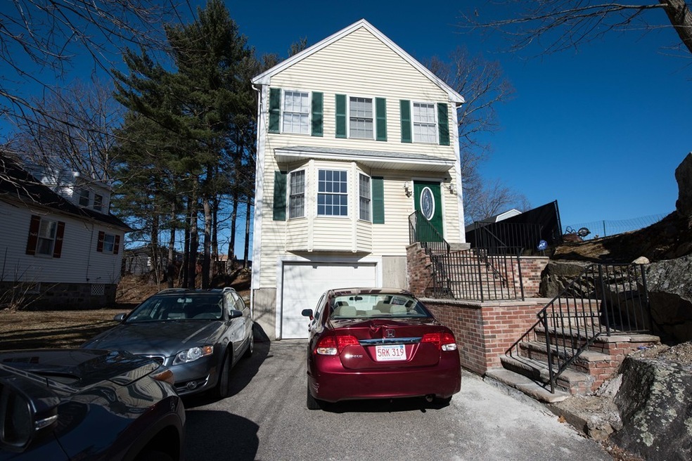 541 Mammoth Rd, Dracut, MA 01826 - photo 1