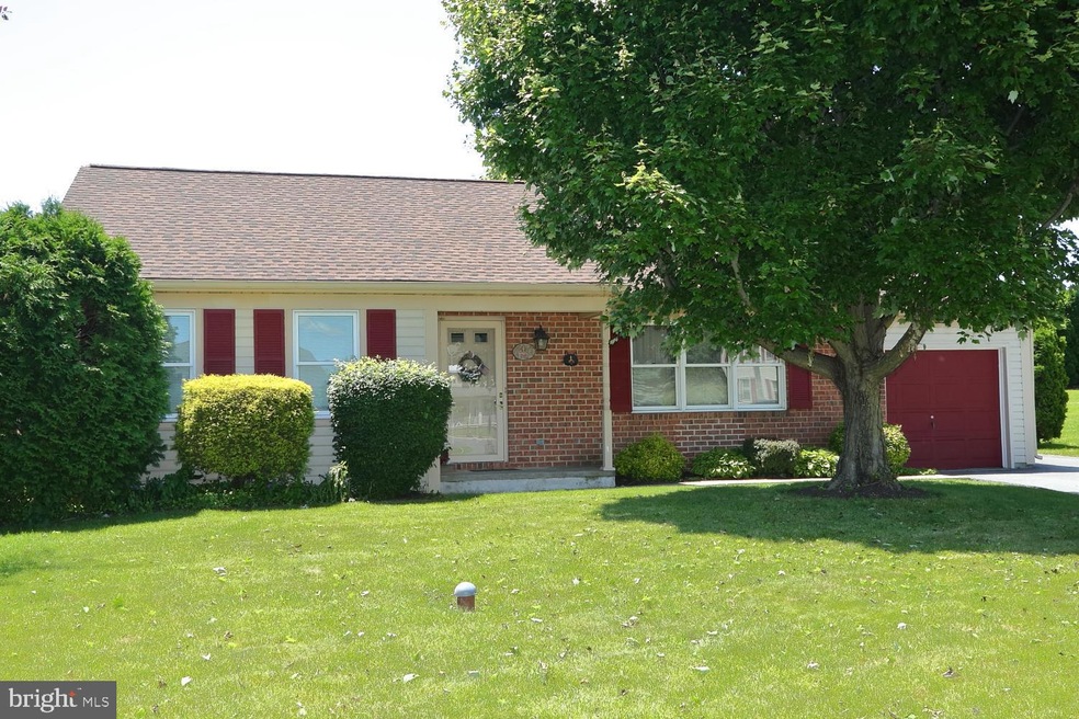 306 Cottonwood Ln, New Holland, PA 17557 - photo 1