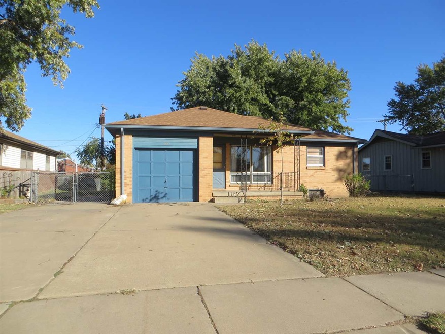 Attractive 2 bedroom brick ranch with full finishe
