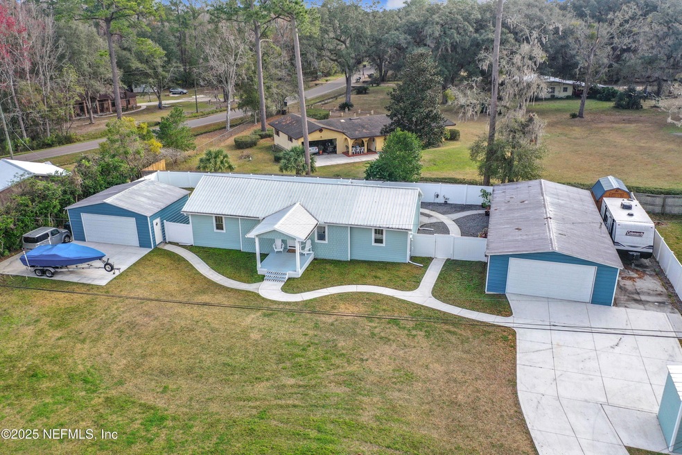 2BR 2BA 6CAR +