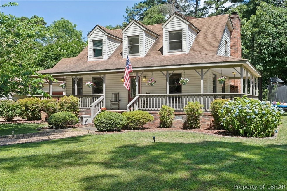 View of front facade with a front yard and a porch