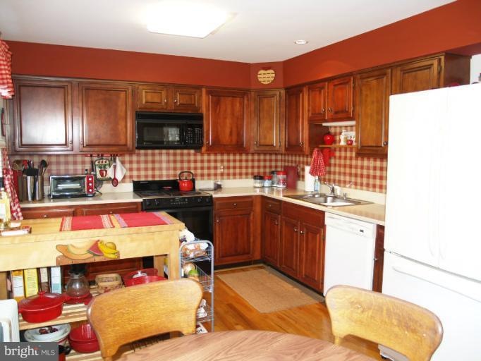 10904 Bloomingdale Dr, Rockville, MD 20852 - photo 1